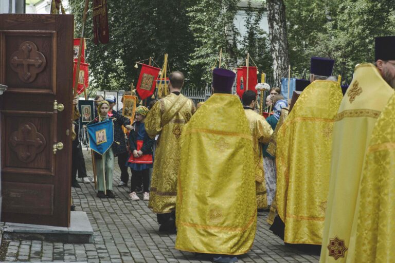 В Неделю первую по Пятидесятнице, Всех святых, митрополит Евгений совершил Божественную литургию во Всехсвятском храме города Екатеринбурга
