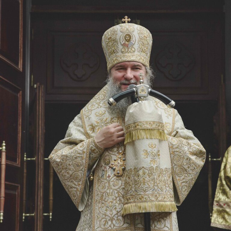 В Неделю первую по Пятидесятнице, Всех святых, митрополит Евгений совершил Божественную литургию во Всехсвятском храме города Екатеринбурга