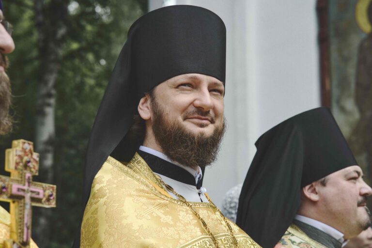 В Неделю первую по Пятидесятнице, Всех святых, митрополит Евгений совершил Божественную литургию во Всехсвятском храме города Екатеринбурга