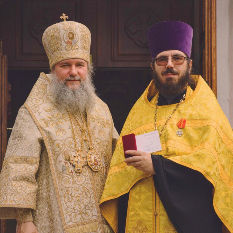 В Неделю первую по Пятидесятнице, Всех святых, митрополит Евгений совершил Божественную литургию во Всехсвятском храме города Екатеринбурга