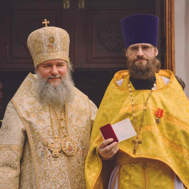 В Неделю первую по Пятидесятнице, Всех святых, митрополит Евгений совершил Божественную литургию во Всехсвятском храме города Екатеринбурга