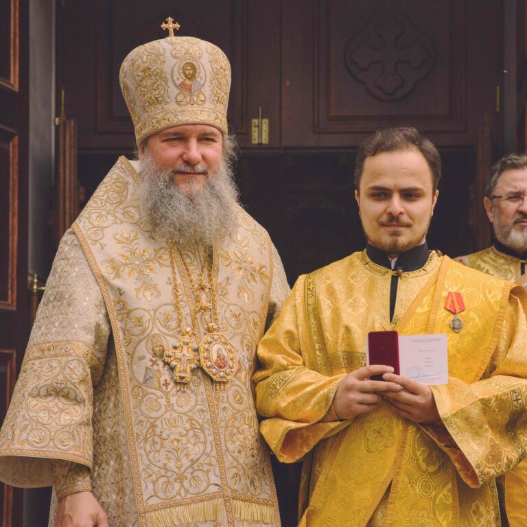 В Неделю первую по Пятидесятнице, Всех святых, митрополит Евгений совершил Божественную литургию во Всехсвятском храме города Екатеринбурга