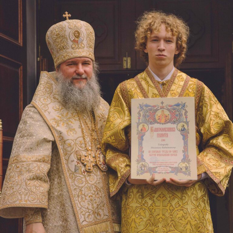 В Неделю первую по Пятидесятнице, Всех святых, митрополит Евгений совершил Божественную литургию во Всехсвятском храме города Екатеринбурга
