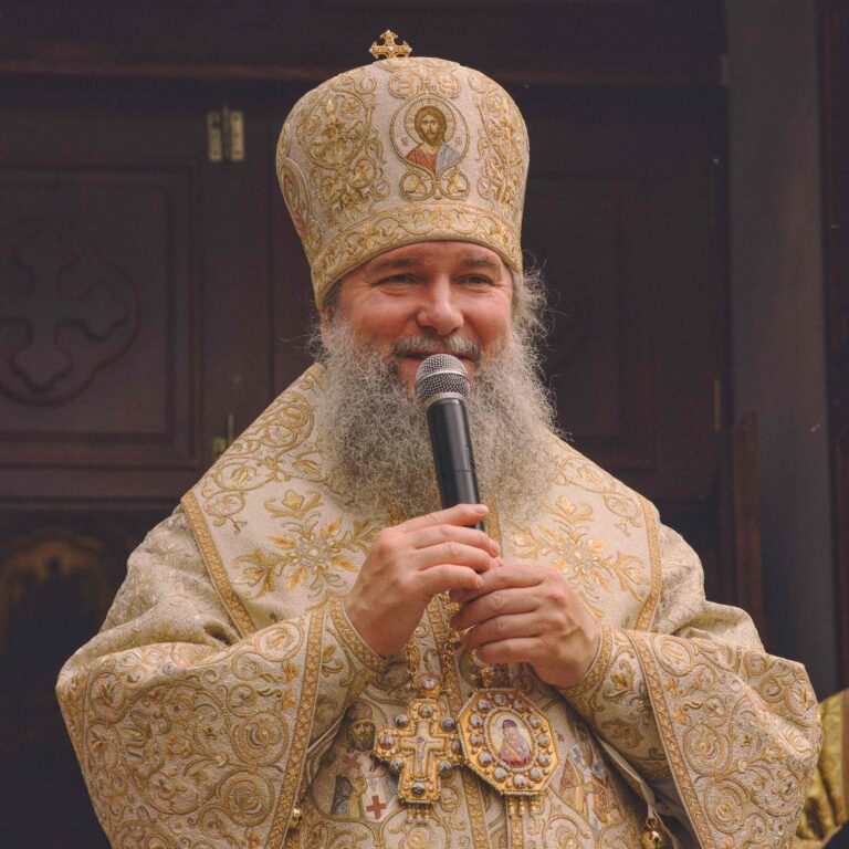 В Неделю первую по Пятидесятнице, Всех святых, митрополит Евгений совершил Божественную литургию во Всехсвятском храме города Екатеринбурга