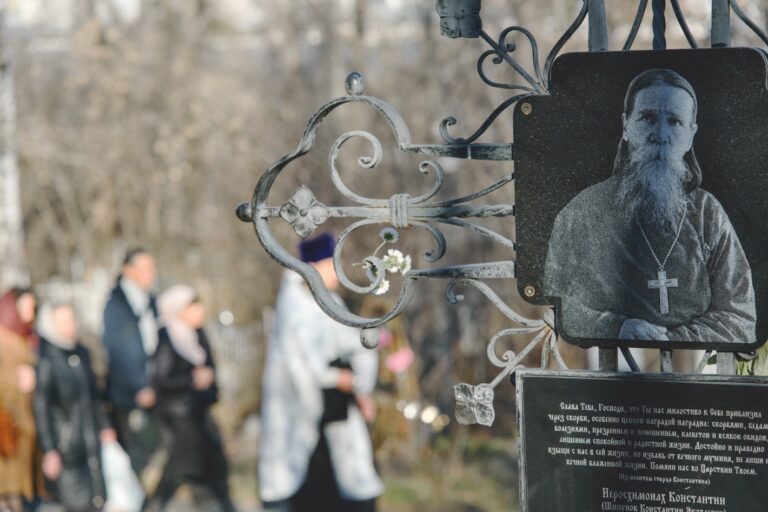 В День памяти жертв политических репрессий в храмах Екатеринбургской епархии совершены заупокойные богослужения